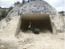 Строительные работы в пещерном городе Качи-Кальон.