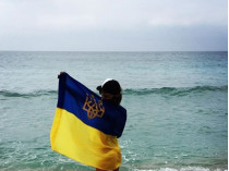 Украинский флаг в Крыму на фоне моря