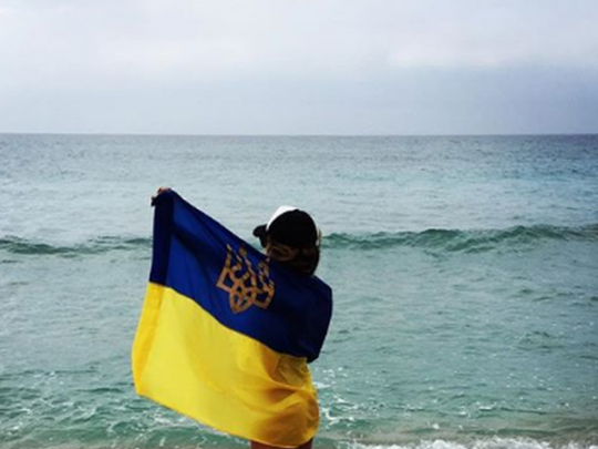 Украинский флаг в Крыму на фоне моря