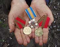 «со слезами на глазах наши дедушки и бабушки получали свои ордена и медали. Но некоторые отказались от них&#133; »