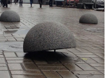 Взгрустнул немножко: в центре Киева нервный водитель вырвал из земли бетонные полусферы (фото)