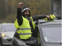 Участник акции протеста в Париже