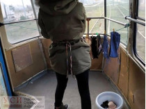 В знак протеста: одесситка показала нижнее белье прямо в трамвае (фото)