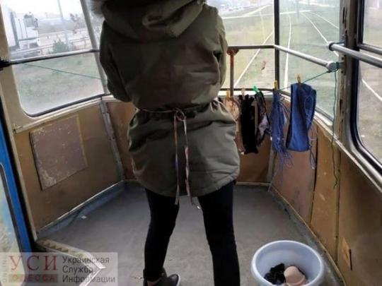 В знак протеста: одесситка показала нижнее белье прямо в трамвае (фото)