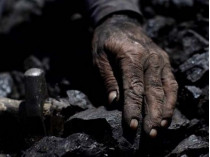 уголь и рука шахтера