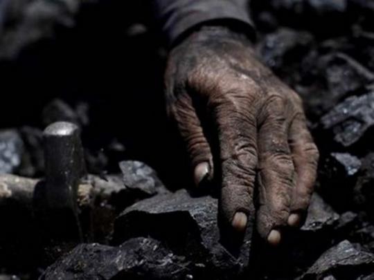 уголь и рука шахтера