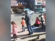 Авто врезалось в группу маленьких детей возле школы: видео страшной трагедии