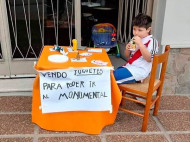 До слез: шестилетний мальчик продает свои игрушки, чтобы попасть на «матч века» (фото)