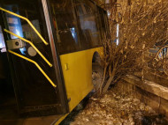 ДТП на Черновола в Киеве: троллейбус чудом избежал падения с большой высоты (фото, видео)