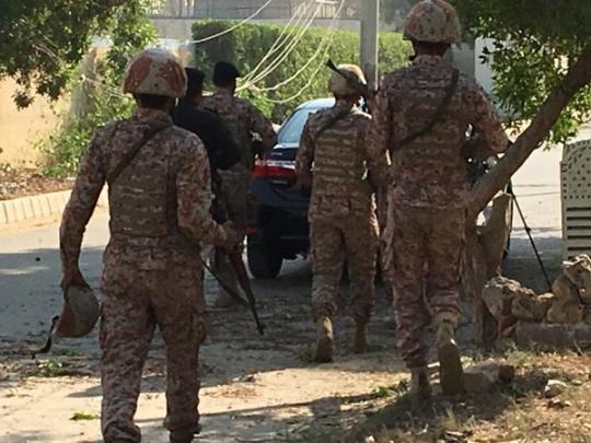 Пакистанские военные после террористической атаки в Карачи