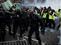 Полицейские и демонстранты в центре Парижа