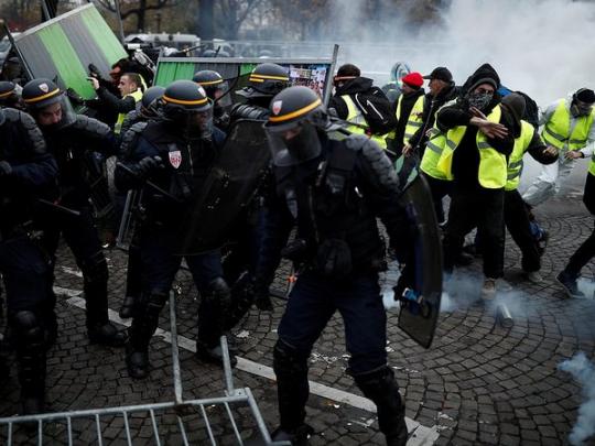 Полицейские и демонстранты в центре Парижа