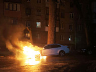 В Киеве возле посольства страны-агрессора сожгли машину с российскими дипномерами