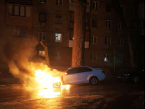Сожгли авто под посольством РФ