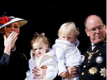 Князь и княгиня Монако с детьми