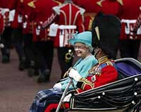 Великобритания отметила 82-летие королевы елизаветы ii военным парадом в лондоне и воздушным шоу с участием 55 самолетов