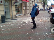 В центре Одессы каменные глыбы со зданий упали прямо на тротуар (фото)