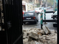 В центре Одессы на тротуар рухнул балкон (фото)
