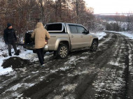 Коммунальщики поневоле: под Полтавой водители возят в багажниках песок и посыпают им скользкие трассы