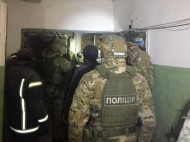 В Киеве спецназ освободил заложницу, захваченную в квартире грабителем (фото, видео)