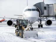 Снег в "Борисполе": число отложенных и отмененных рейсов возросло