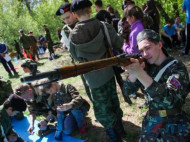 Приучают ненавидеть Украину с детства: боевики «ДНР» и «ЛНР» раздают автоматы 9-летним детям