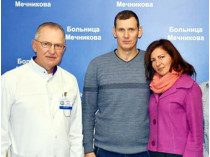 Дмитрий Краслянский с женой Марией и главврачом больницы имени Мечникова Сергеем Рыженко