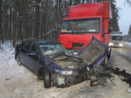 Под Киевом легковушку вынесло под колеса грузовика: фото с места аварии