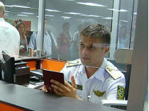 Паспортный контроль в аэропорту «Киев»
