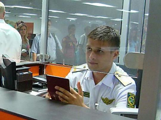 Паспортный контроль в аэропорту «Киев»