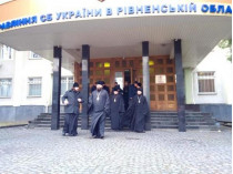 священники у здания СБУ в Ровенской области