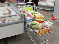 В Кременчуге охранник супермаркета помогал родным воровать продукты из магазина (фото)