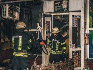 В Киеве под утро сгорел продуктовый магазин, не исключен поджог (фото, видео)