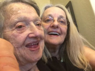 Трогательное видео: 88-летняя мать впервые встретилась с дочерью, которую в течение 69 лет считала умершей