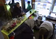 В сети показали наглого вора, орудовавшего в Киеве прямо под камерой видеонаблюдения (видео)