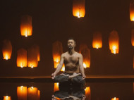 Небесные фонарики, тонны воды и медитация: Бабкин выпустил новый клип (видео)