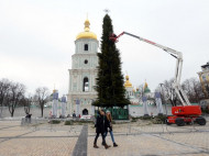 Главную елку страны в центре Киева собирают из 300 елочек и сосенок (фото)