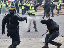 В Париже начались открытые столкновения «желтых жилетов» с полицией (видео)