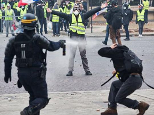 В Париже начались открытые столкновения «желтых жилетов» с полицией (видео)