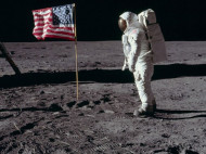 Миссия выполнима: NASA пригласило звезду баскетбола потрогать руками лунные камни