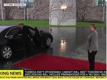 Меркель ждет Мэй перед машиной