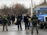 Боевики «ЛНР» передали украинской стороне 42 осужденных (фото)