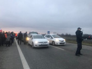 В Польше фермеры перекрыли важную автотрассу, требуя ввести пошлины на товары из Украины (фото)