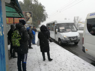 Оказались не готовы к перегрузкам: в Киеве сразу у двух маршруток оторвались колеса (фото)