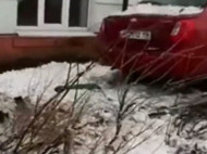 В Киеве авто въехало в здание школы: видео с места ДТП