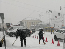 Заснеженная улица, снегопад
