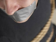 Подвешивали за ноги и вырывали зубы: рэкетиры выбивали «долги» у односельчан