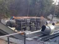 В Крыму самосвал на полном ходу слетел с обрыва на элитный аквапарк (видео)