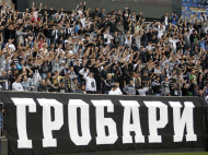 Снежками в арбитра: в европейском чемпионате приостановили матч из-за выходки болельщиков (видео)