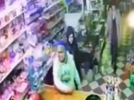 Не дождался заказа: на Закарпатье мужчина жестоко избил сотрудницу кафе (фото, видео)